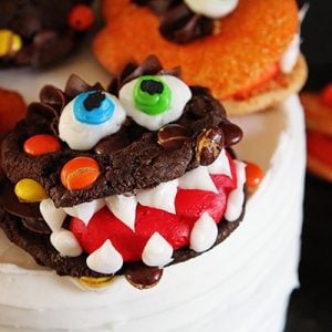 Monster Cake with Monster Cookies {Cookie Decorating Tutorial} #halloween #cookies #cake