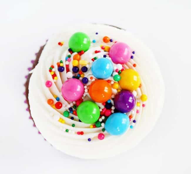 Seriously the easiest way to decorate cupcakes and so stinkin delicious!